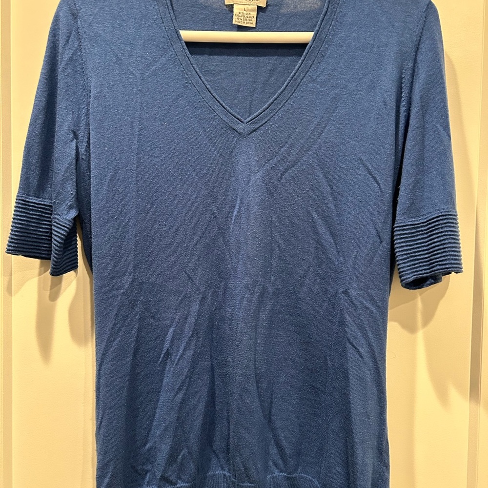Barneys size large women’s blue lightweight short-sleeve vneck top sweater. - Picture 3 of 4